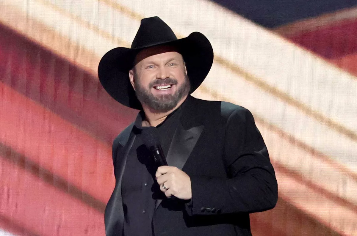 garth-brooks-cma-2023-billboard-1548304304