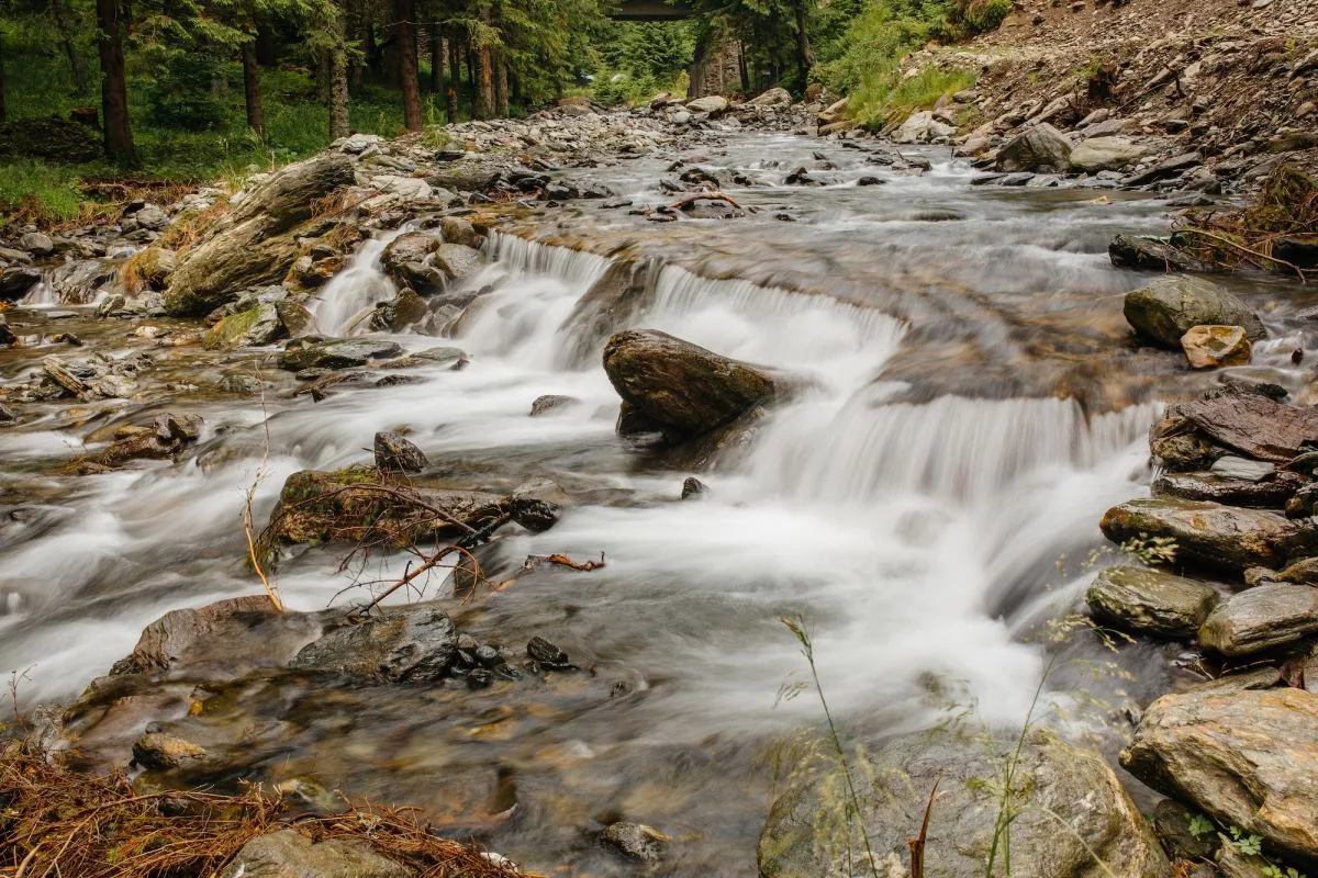 river-in-the-mountains-wallpaper-landscape-and-details268363