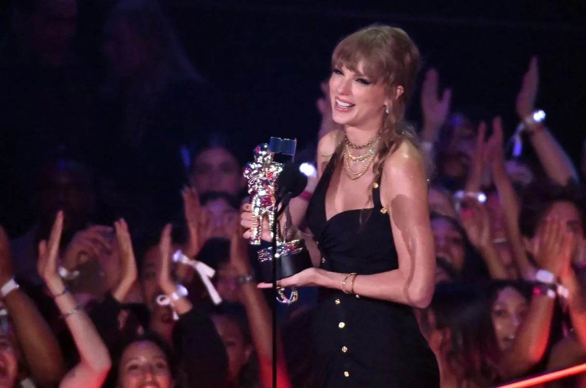01-taylor-swift-show-vmas-2023-billboard-1548826585