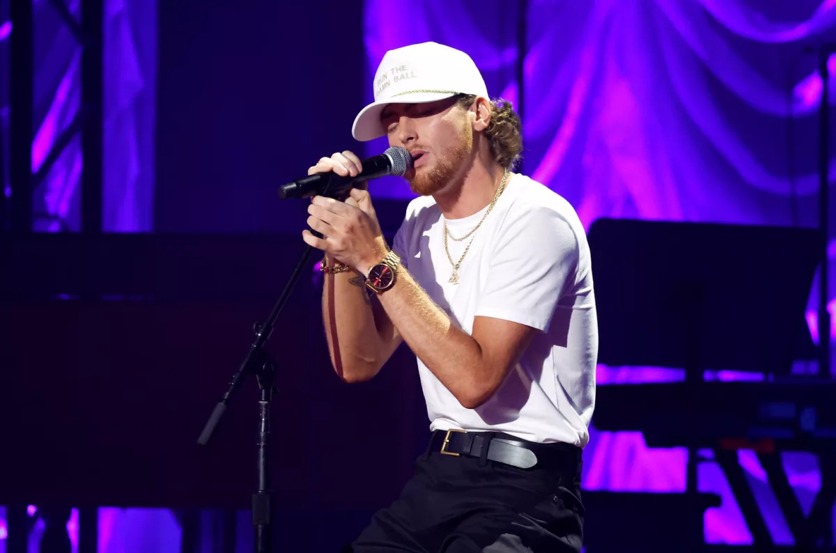 bailey-zimmerman-performing-at-2023-acm-honors-billboard-1548707522