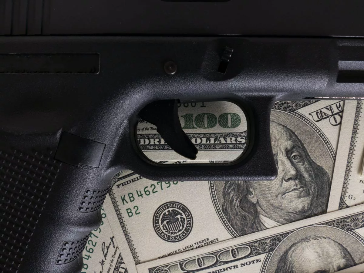 gun-on-us-dollar-banknotes-crime-and-corruption-980621