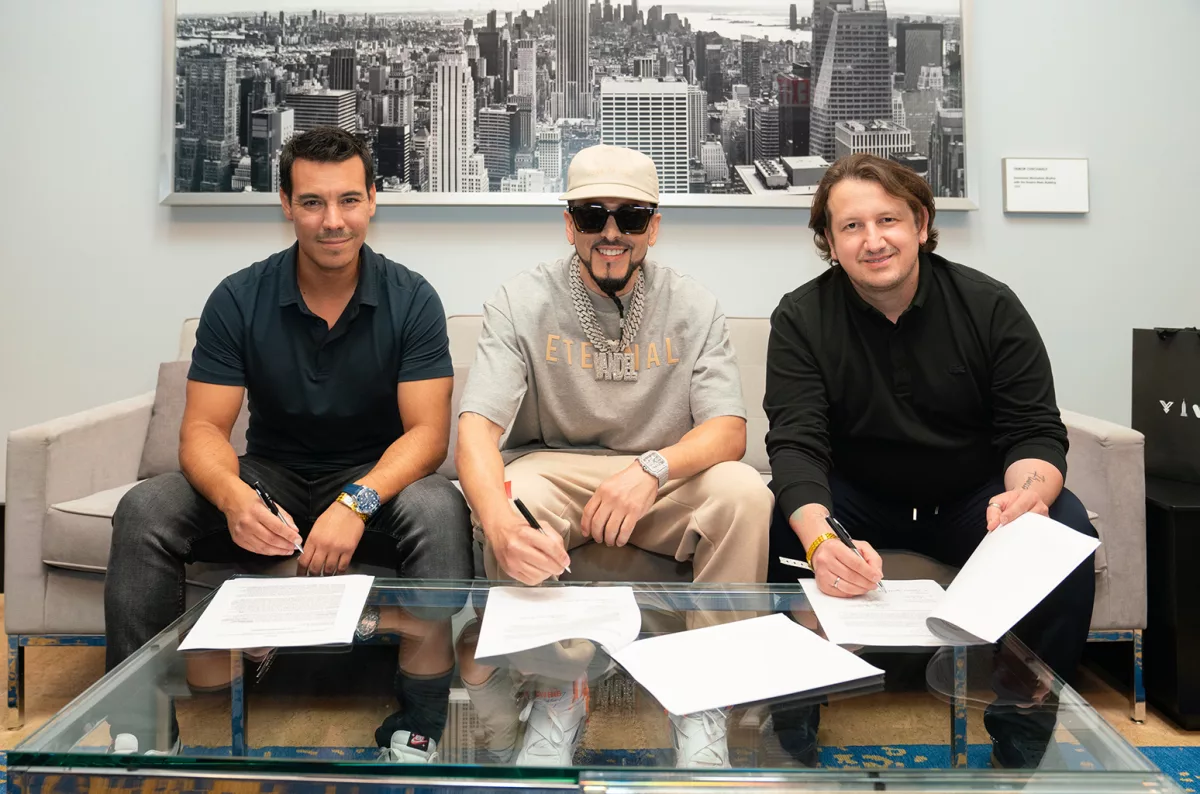yandel-signing-press-credit-oscar-mena-2023-billboard-1548223195