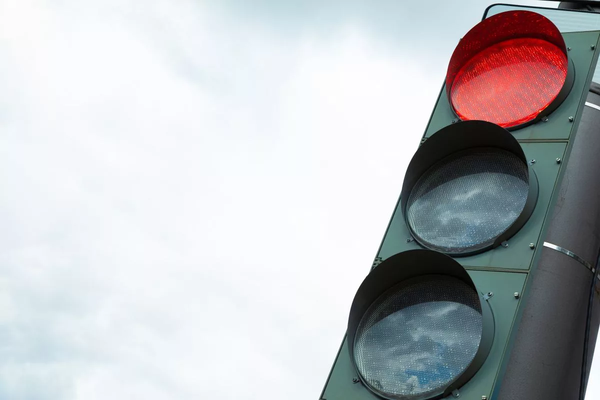 traffic-light-with-red-light-prohibiting-traffic-1127535