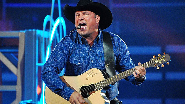 getty_garthbrooks2_040522-2
