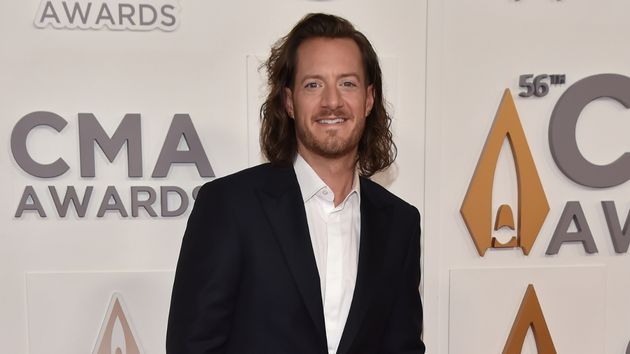 m_tylerhubbardcmaawards2022redcarpetabc524084