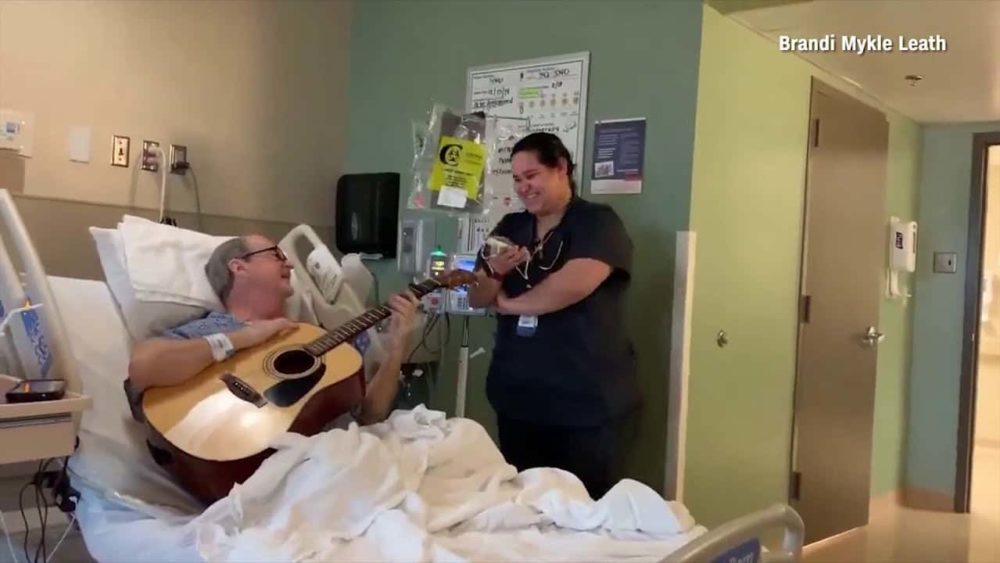 viral-video-shows-nurse-singing-christmas-duet-with-cancer-patient
