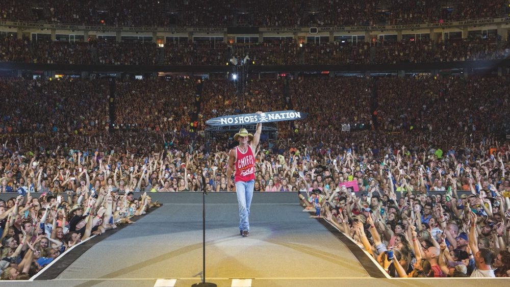 kenny-chesney-live-photo-credt-allister-ann