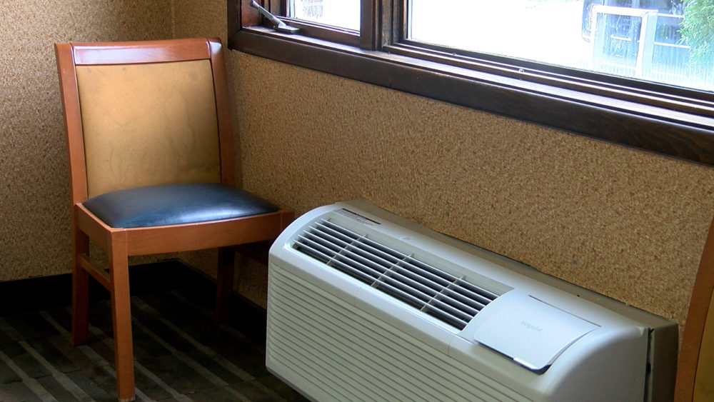 hilltop-inn-berlin-vt-room