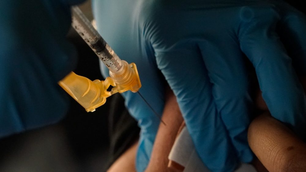 coronavirusvaccine_111822ap150078