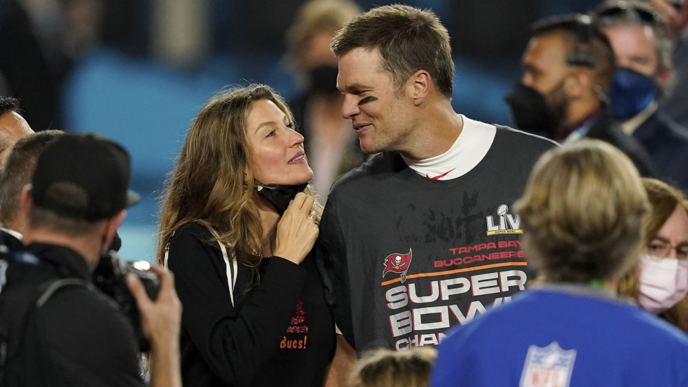 tom-brady-walks-with-gisele-bundchen261714