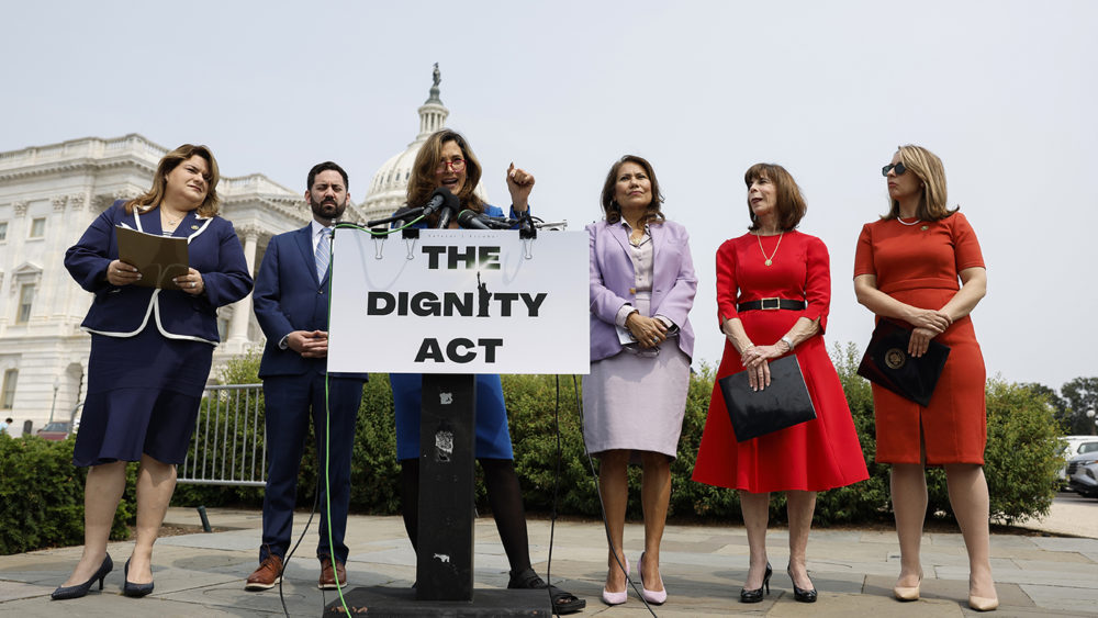 salazarmaria_escobarveronica_052323getty_immigration598075