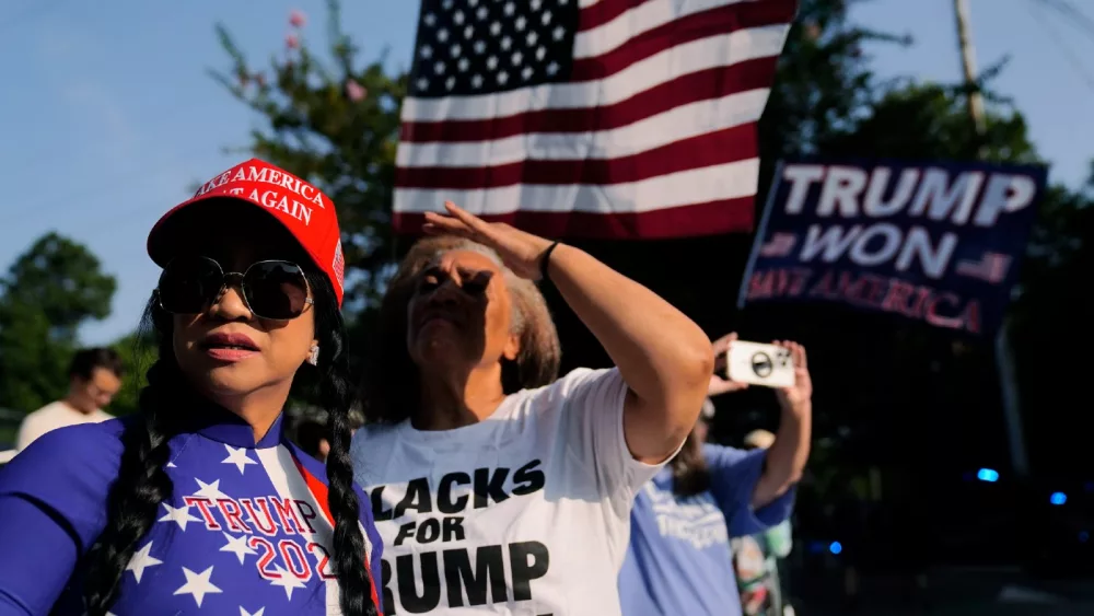 fultoncountyjailtrumpcrowd_082423ap707281