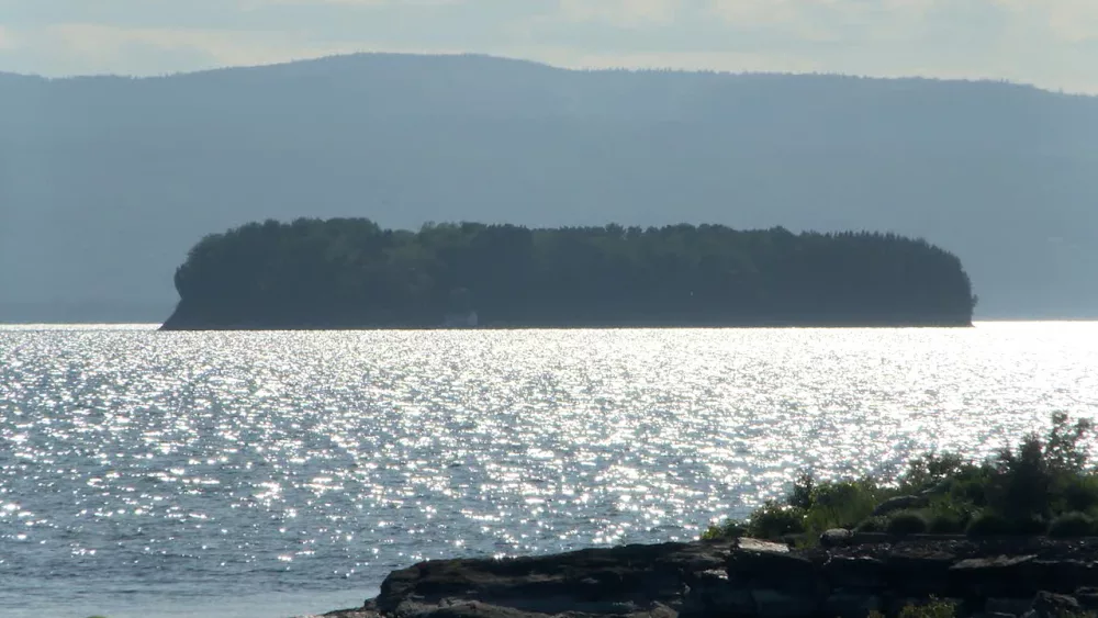 juniper-island-lake-champlain-vt875916