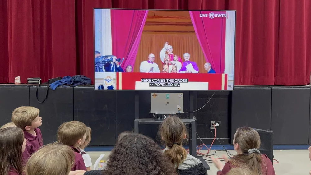 kids_watching_pope119699