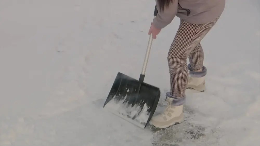 snow-shoveling-1725077