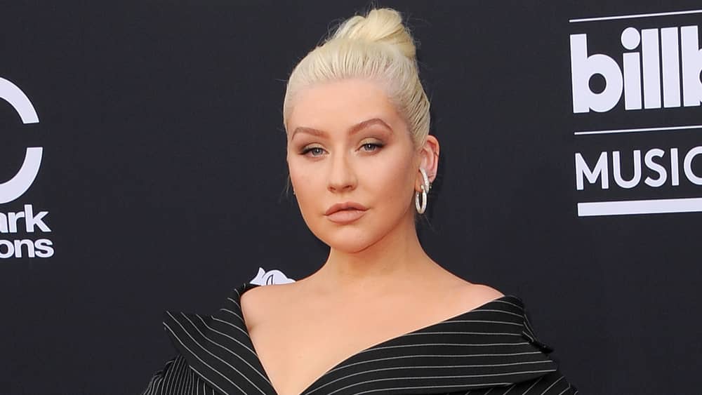 Christina Aguilera to receive the firstever 'Music Icon Award' at the(02)