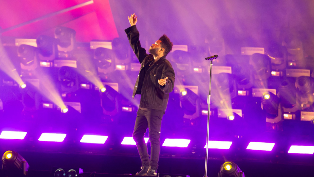 The Weeknd forced to cut short his Los Angeles concert after losing his