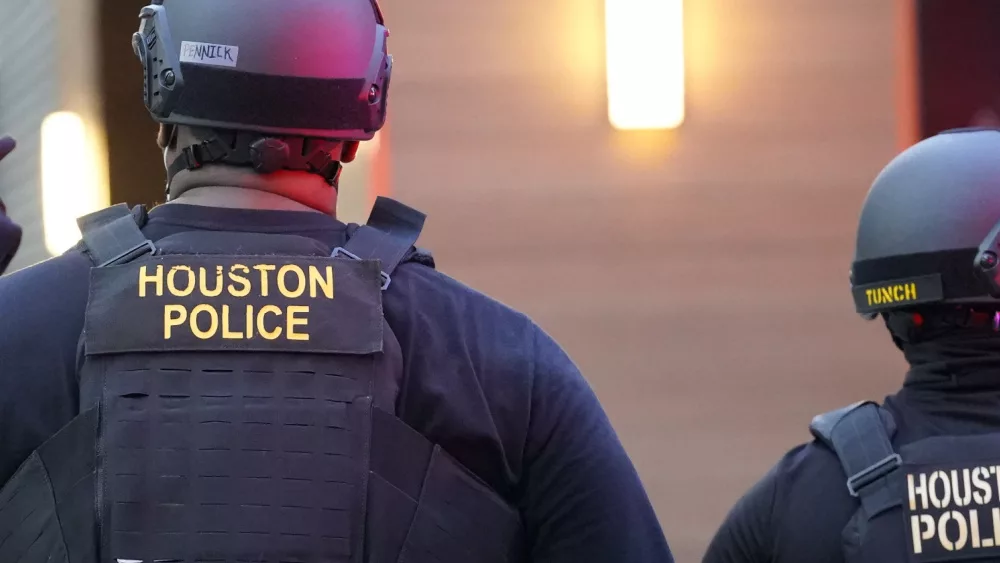 Mass shooting leaves 6 injured outside Houston KKAL San