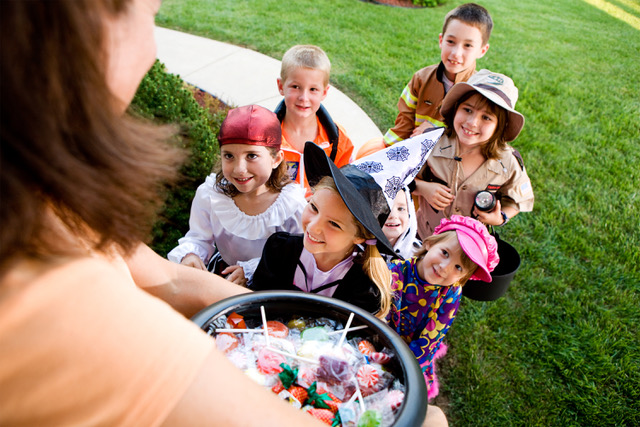 halloween-kids-excited-to-trick-or-treat
