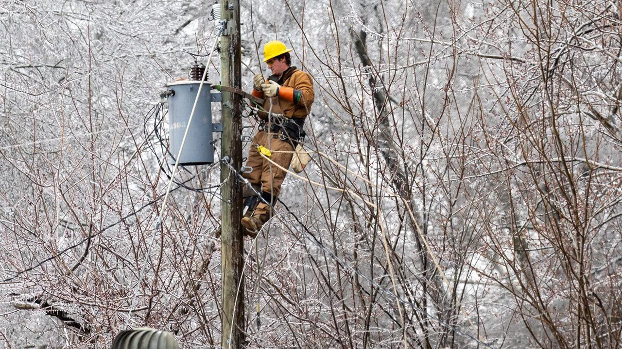 winter-lineman-entergy-arkansas