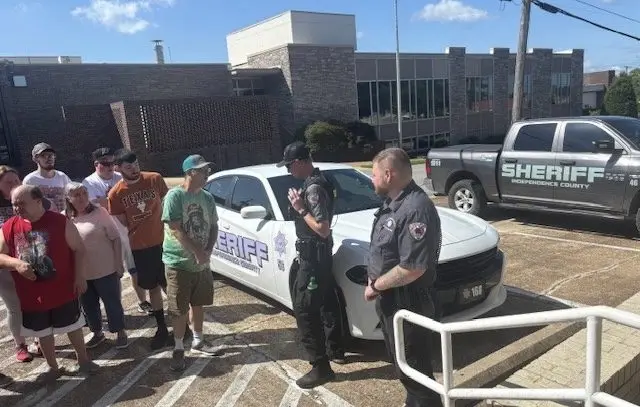 icso-deputies-speak-to-a-group-from-new-directions