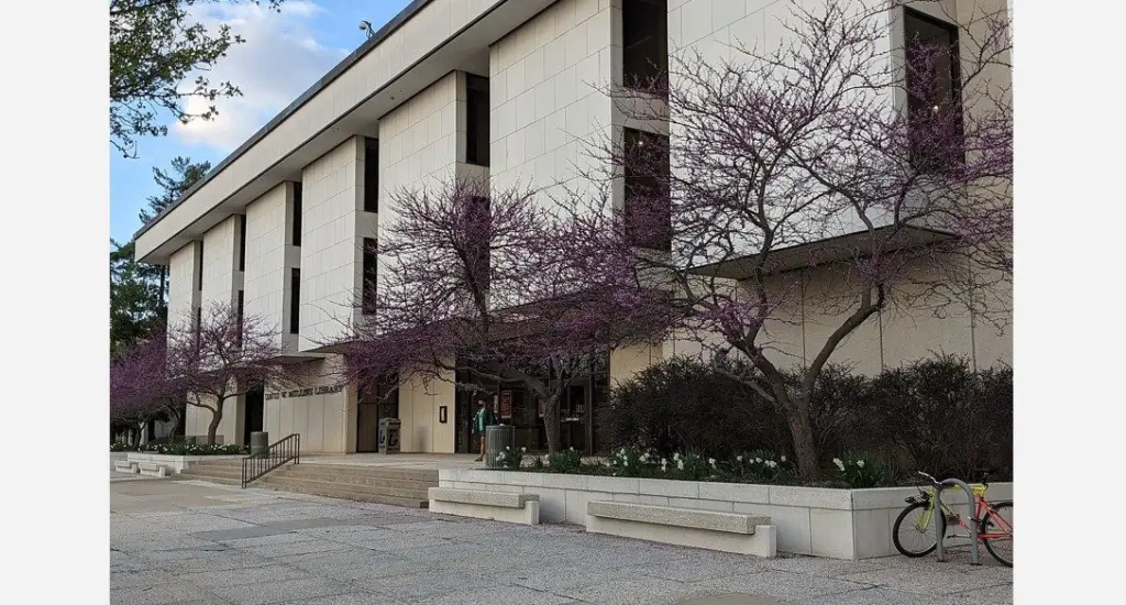 donald-mullins-library-fayetteville-wikicommons-phobe