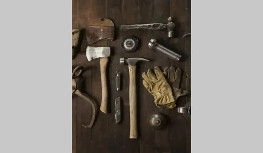 roller-crouch-man-tools