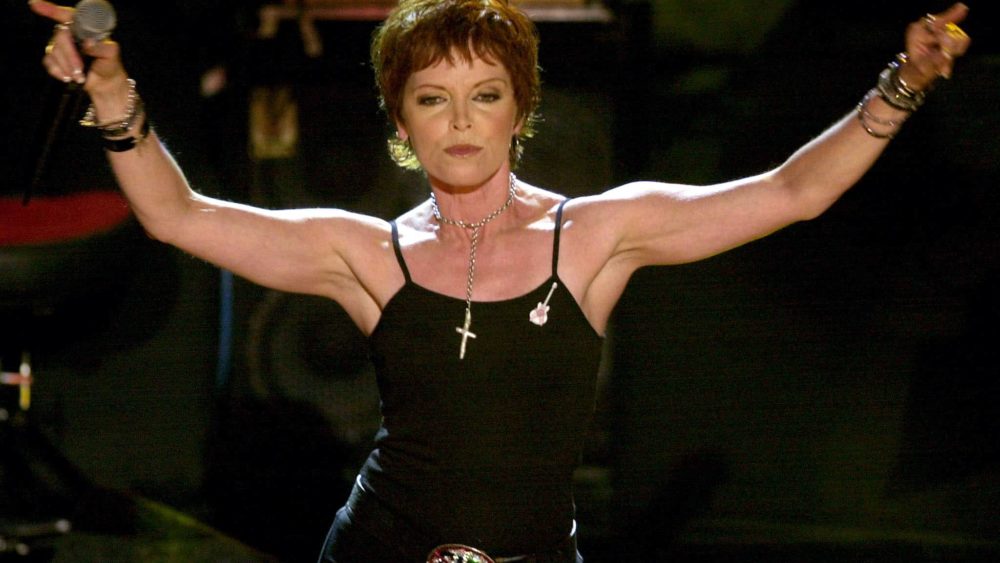 pat-benatar-performs-invincible-at-women-rock-girls-and-guitarsconcert