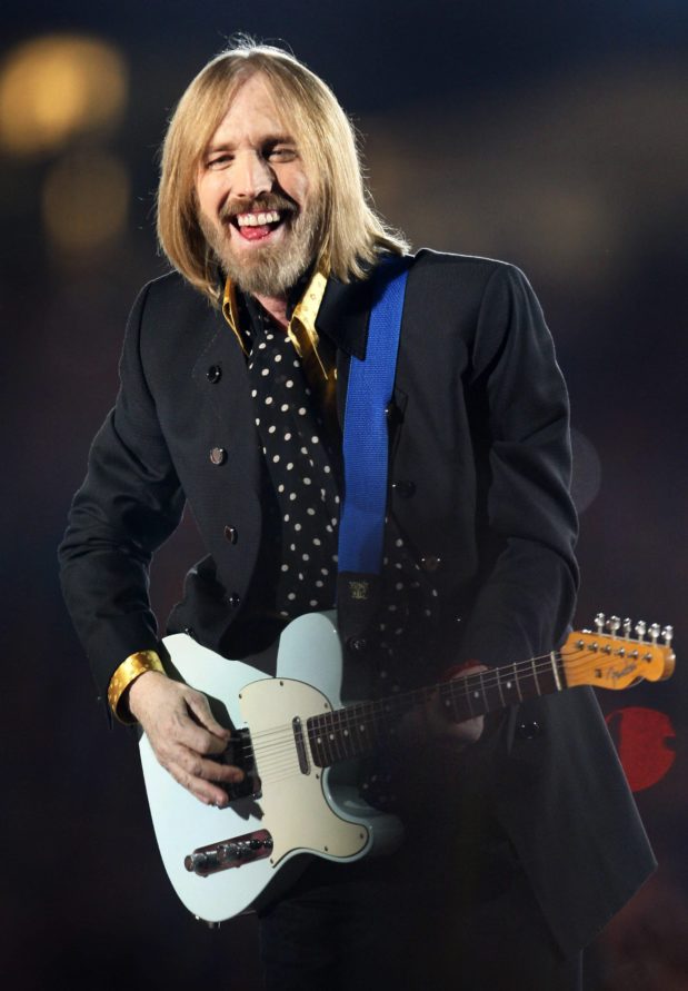 singer-tom-petty-and-the-heartbreakers-perform-during-the-half-time-show-at-super-bowl-xlii-in-glendale-2