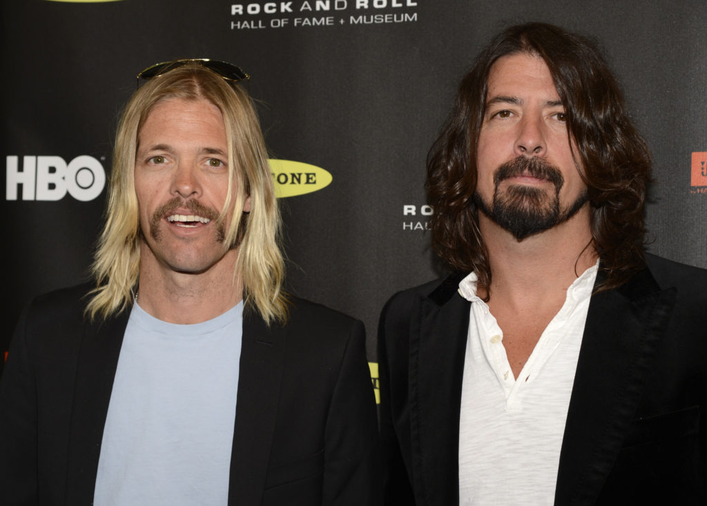 taylor-hawkins-and-dave-grohl-of-the-foo-fighters-arrive-at-the-2013-rock-and-roll-hall-of-fame-induction-ceremony-in-los-angeles