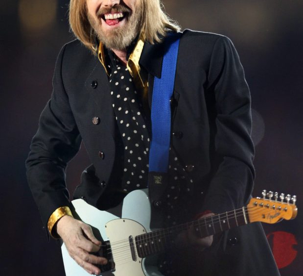 singer-tom-petty-and-the-heartbreakers-perform-during-the-half-time-show-at-super-bowl-xlii-in-glendale-4