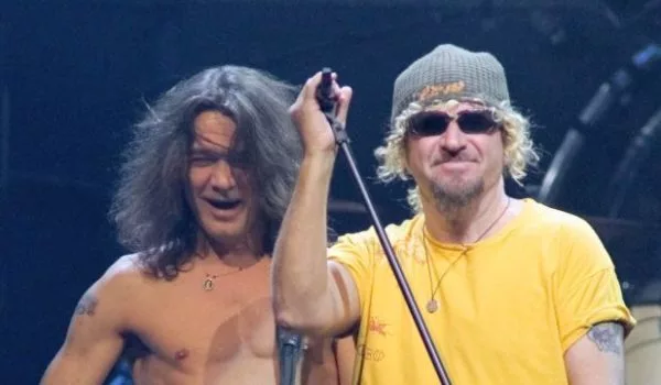eddie-van-halen-and-sammy-hagar-of-van-halen-smile-at-the-mandalay-bay-events-center-5