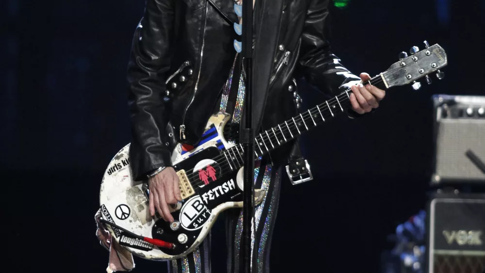 joan-jett-performs-during-the-2015-rock-and-roll-hall-of-fame-induction-ceremony-in-cleveland