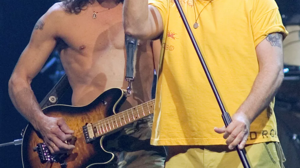 eddie-van-halen-and-sammy-hagar-of-van-halen-smile-at-the-mandalay-bay-events-center-6