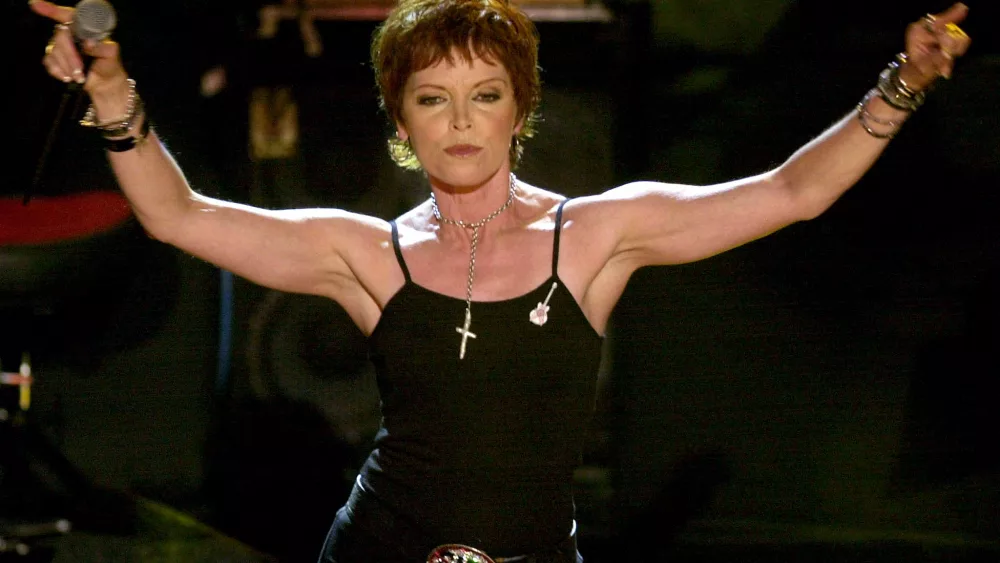 pat-benatar-performs-invincible-at-women-rock-girls-and-guitarsconcert-3