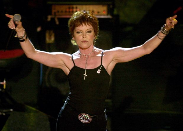 pat-benatar-performs-invincible-at-women-rock-girls-and-guitarsconcert-3