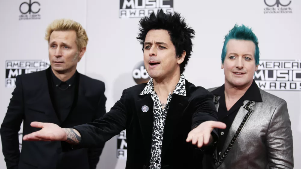 green-day-arrives-at-the-2016-american-music-awards-in-los-angeles