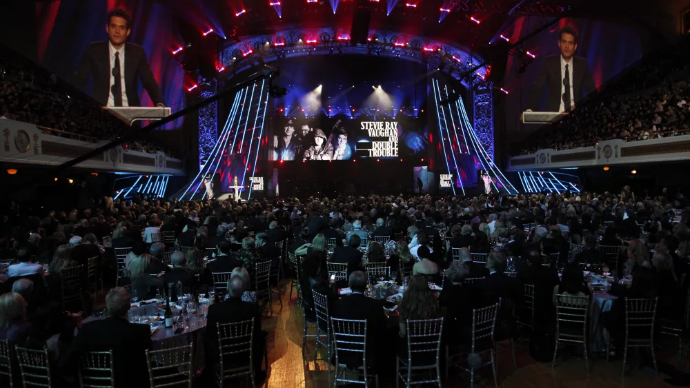 john-mayer-inducts-stevie-ray-vaughn-and-double-trouble-during-the-2015-rock-and-roll-hall-of-fame-induction-ceremony-in-cleveland-2