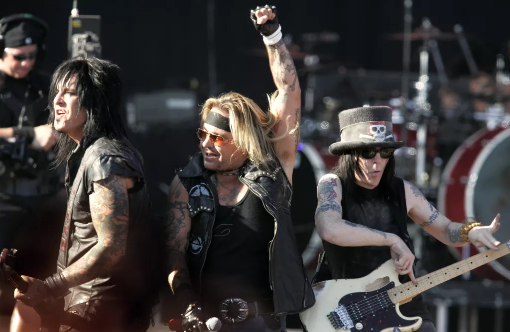 motley-crue-performs-at-the-live-8-concert-in-barrie-ontario-2