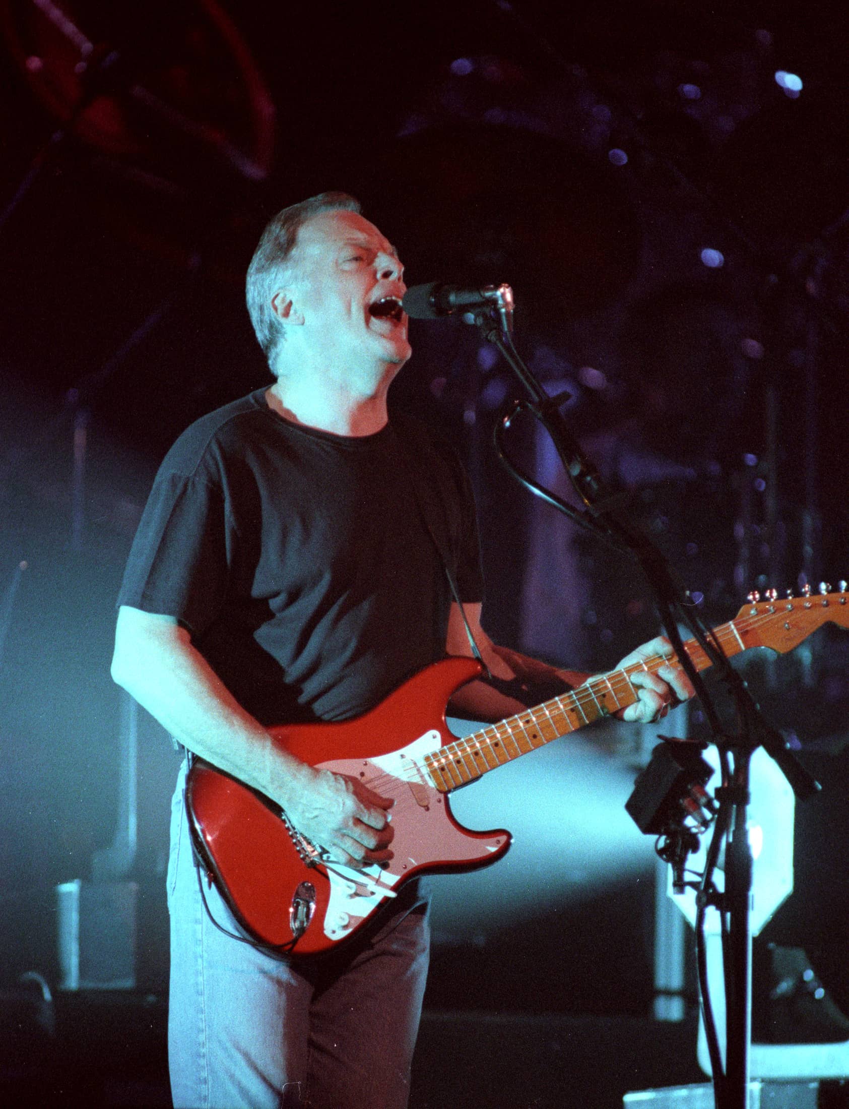 lead-singer-pink-floyd-gilmour-plays-at-earls-court-in-london-10