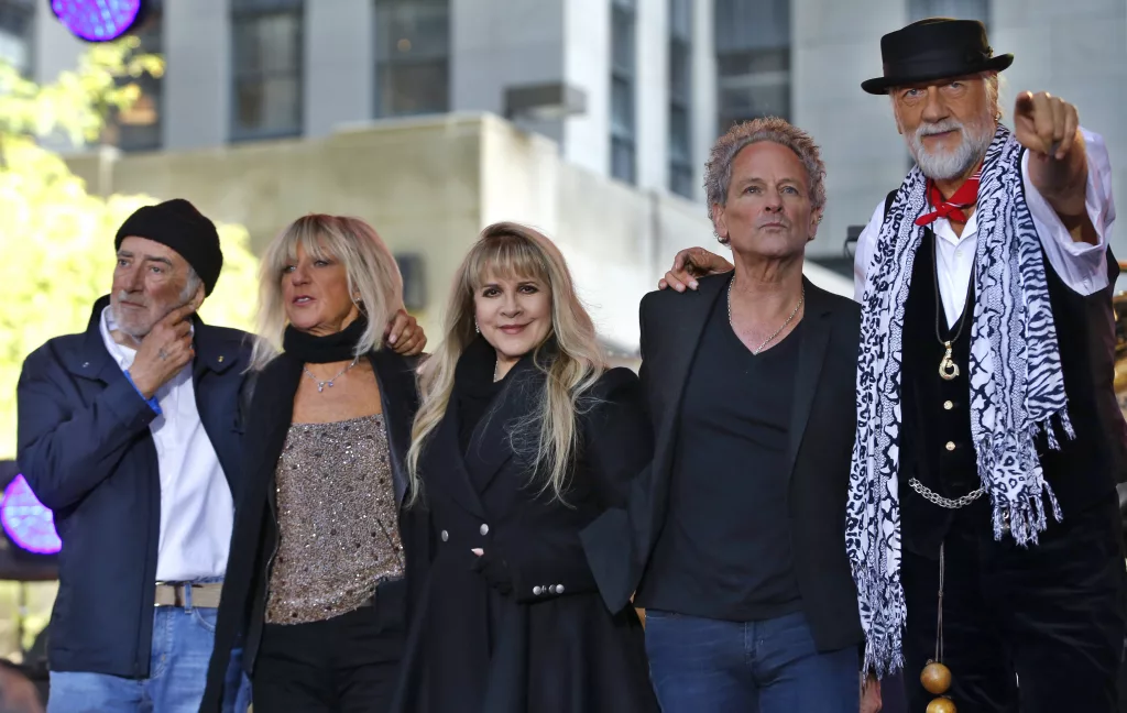 members-of-the-rock-band-fleetwood-mac-stand-together-on-stage-after-performing-a-concert-on-nbcs-today-show-in-new-york-city-2