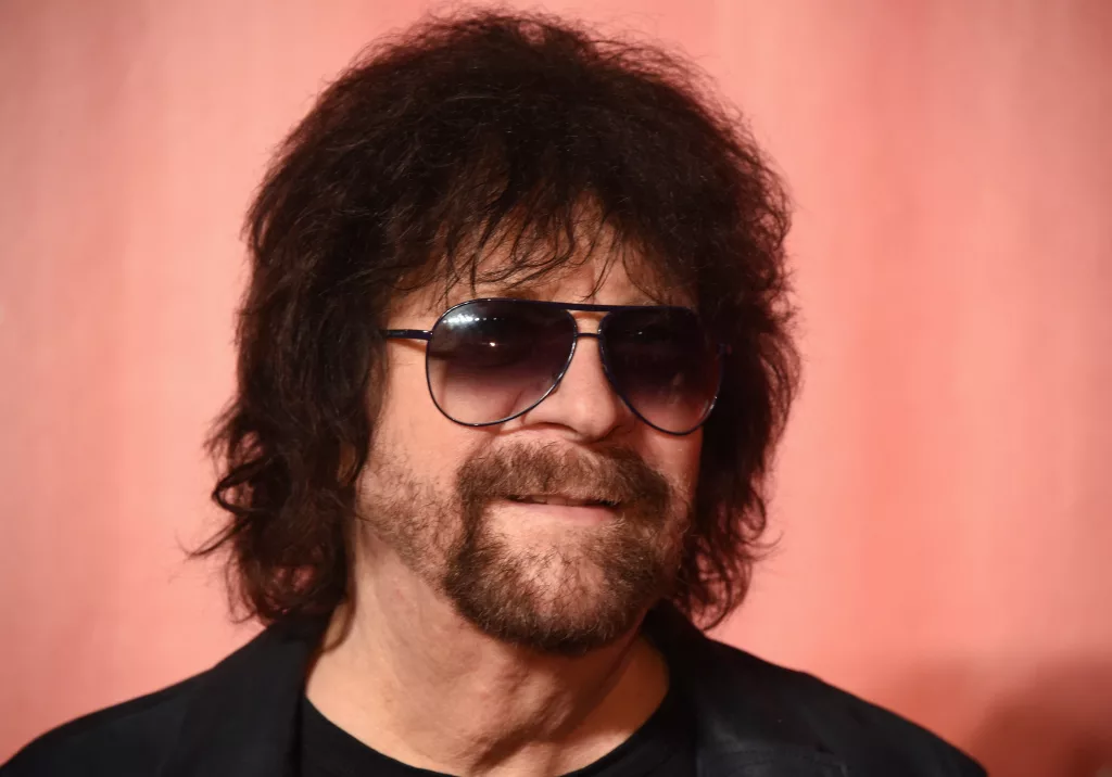 jeff-lynne-attends-the-2017-musicares-event-in-los-angeles-2