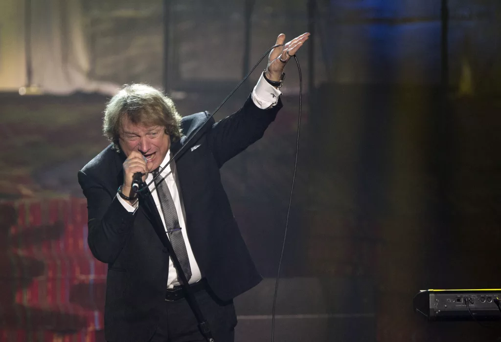 lou-gramm-lead-vocalist-of-the-rock-band-foreigner-performs-during-the-44th-annual-songwriters-hall-of-fame-ceremony-in-new-york-3