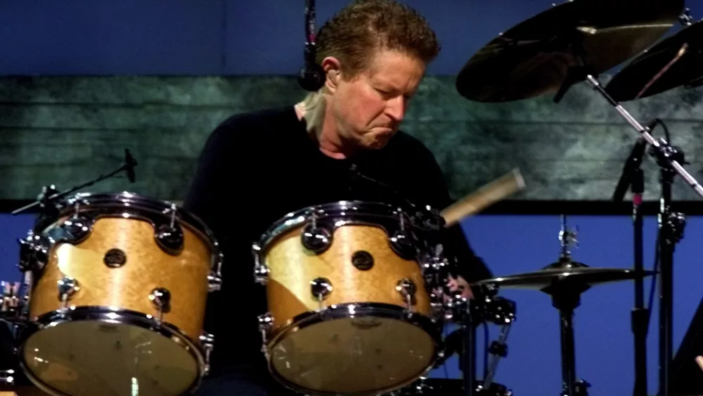 don-henley-of-the-legendary-rock-band-the-eagles-performs-to-a-sold-out-crowd-at-the-american-airlin-10