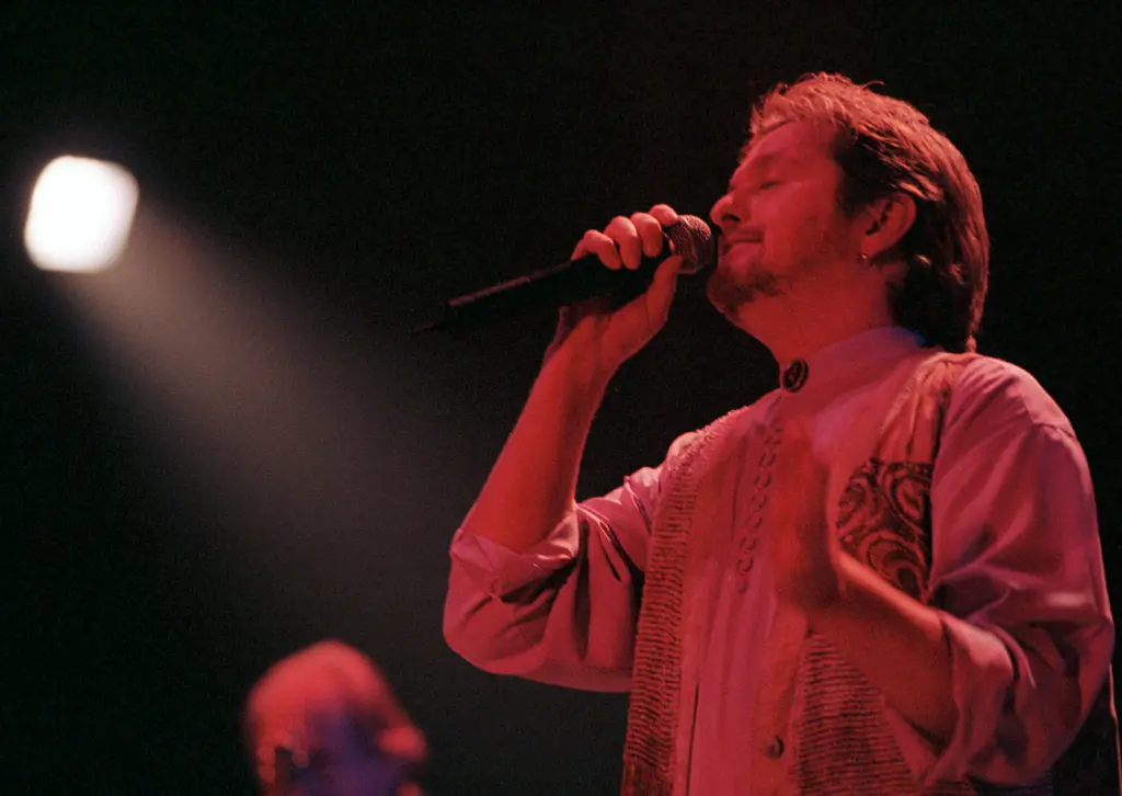 jon-anderson-of-rock-group-yes-sings-in-bucharest-4