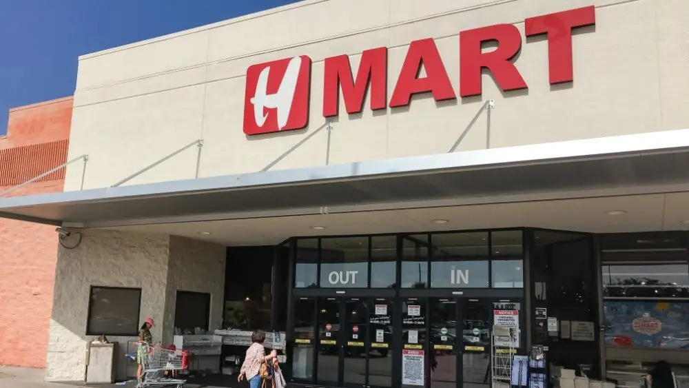 H Mart supermarket entrance. An American supermarket chain^ specializes in providing Asian foods^ operated by the Hanahreum Group^ Lyndhurst^ NJ CARROLLTON^ TX^ US-JUL 1^ 2018