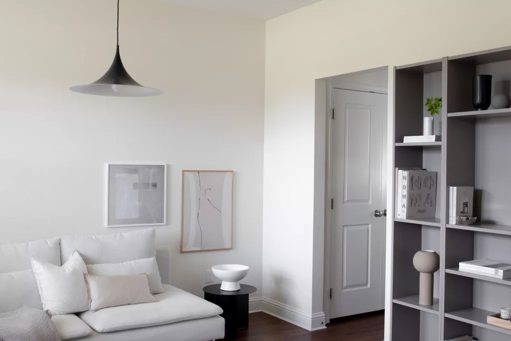 minimalist-bookshelves-in-living-space