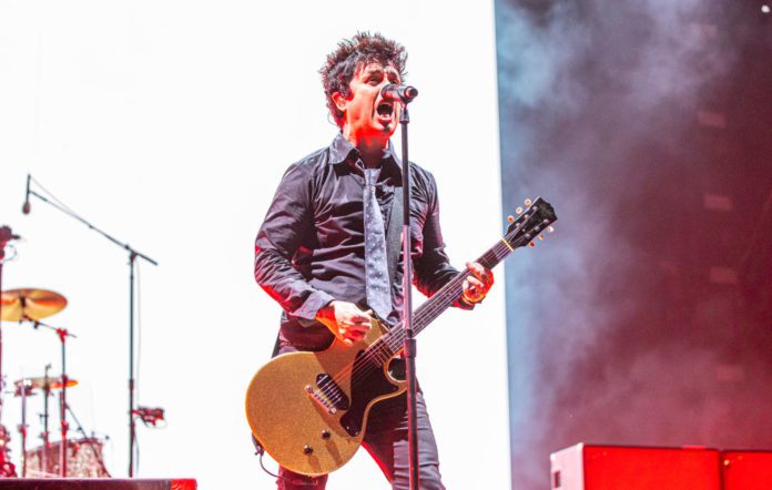 billie-joe-armstrong-of-green-day-696x442