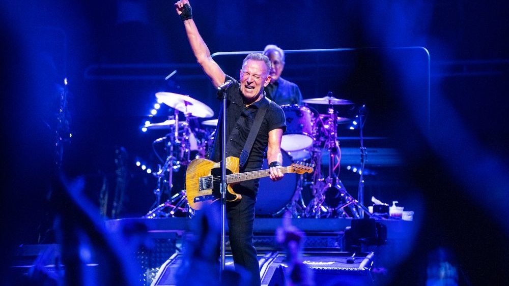 bruce_estreet_announce_photo2-1676388233-1000x667