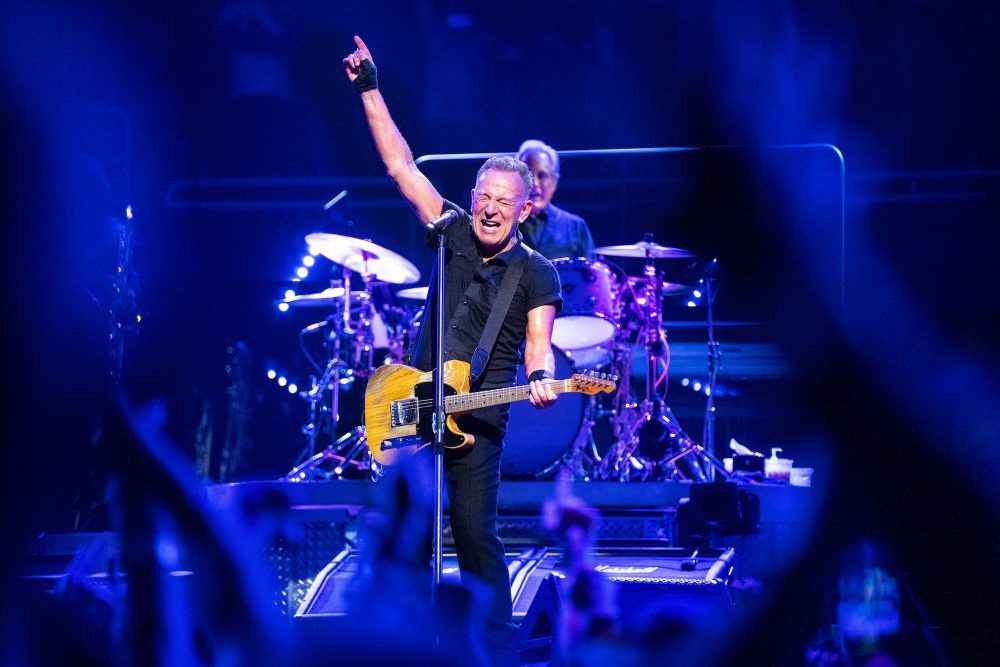 bruce_estreet_announce_photo2-1676388233-1000x667